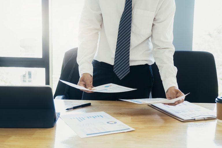 Financial Experts and the Art of Risk Management